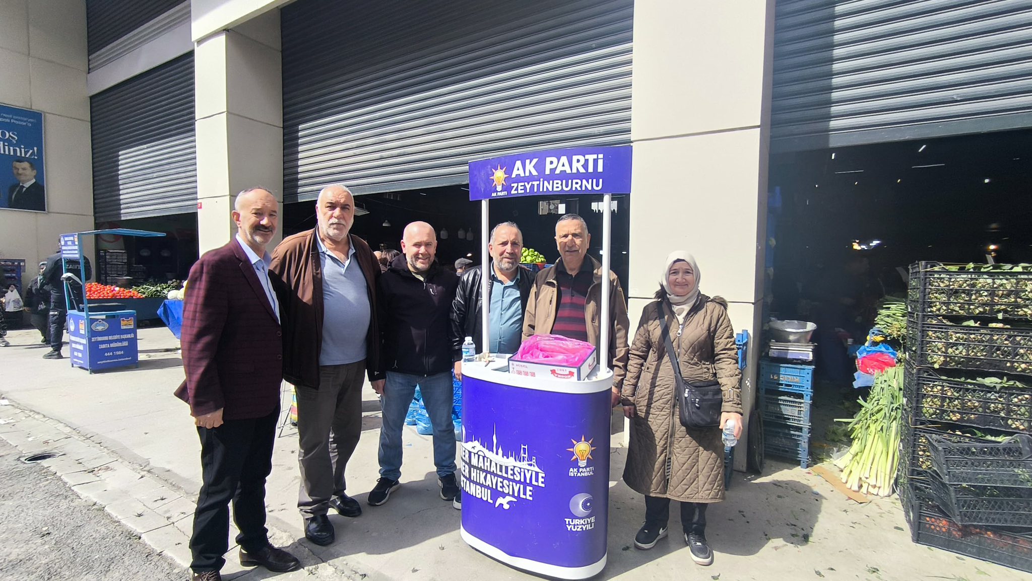 Seyitnizam Mahalle teşkilatımız olarak Cuma Pazarı’nda AK standımızı kurduk.