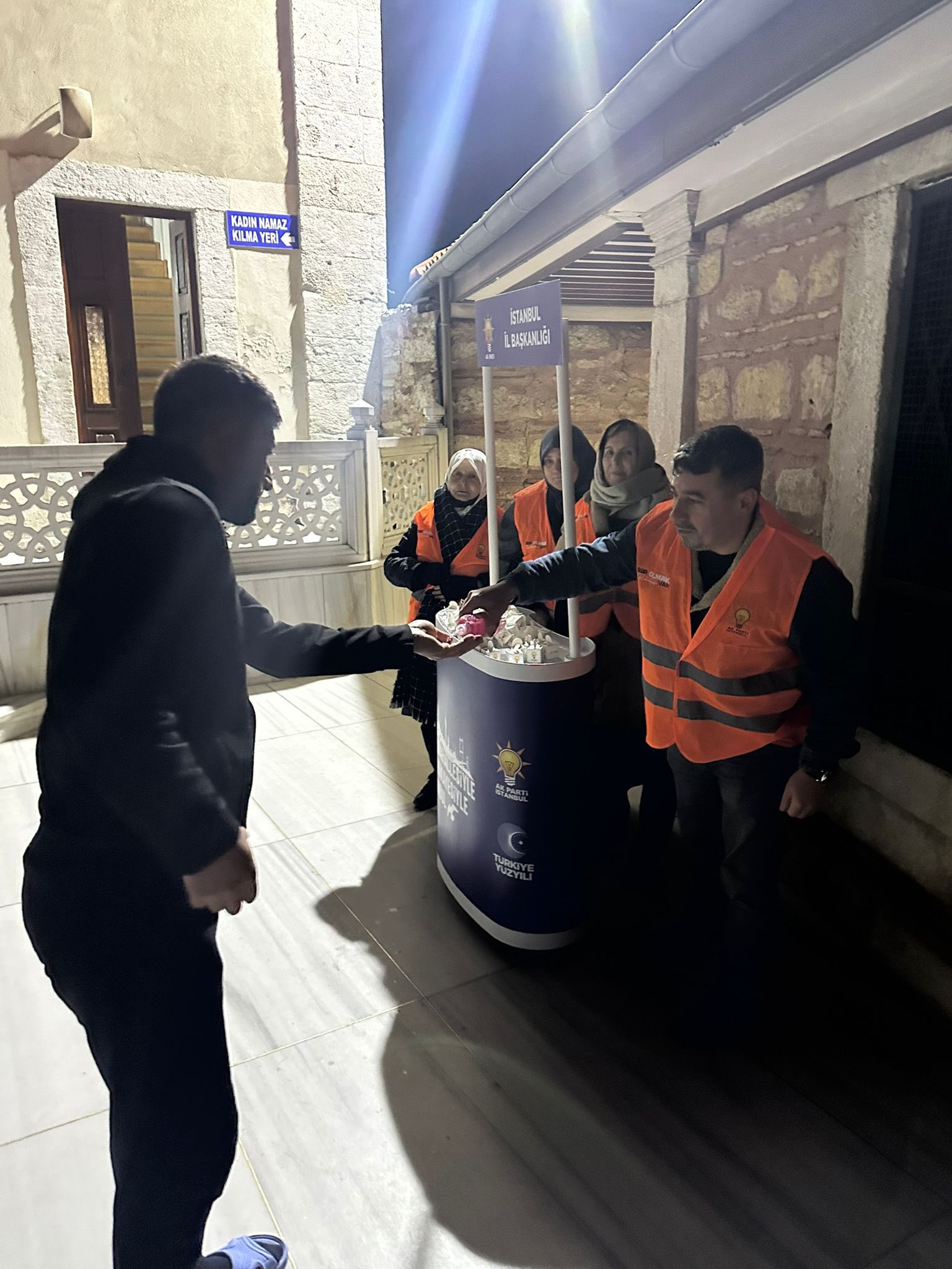 Mübarek Ramazan-ı Şerif’te teravih namazı sonrası Merkezefendi Camii’nde